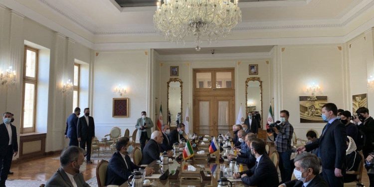 قادما من القاهرة.. لافروف يبدأ زيارته إلى طهران