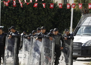 بعد وفاة شابين .. عدد من الأهالي في تونس يحرقون مركز شرطة وسيارة أمنية