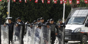 بعد وفاة شابين .. عدد من الأهالي في تونس يحرقون مركز شرطة وسيارة أمنية