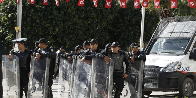 بعد وفاة شابين .. عدد من الأهالي في تونس يحرقون مركز شرطة وسيارة أمنية