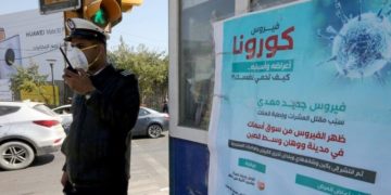 نشطاء عراقيون يطلقون حملة لحث المواطنين على أخذ لقاح كورونا