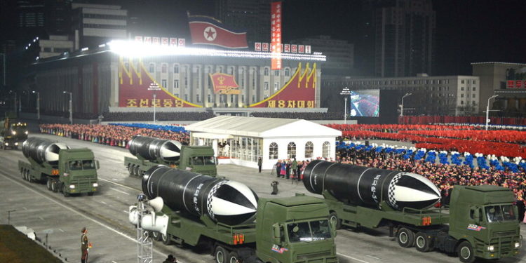 مركز أبحاث أمريكي .. كوريا الشمالية تواصل العمل على بارجة اختبار صاروخ غاطس