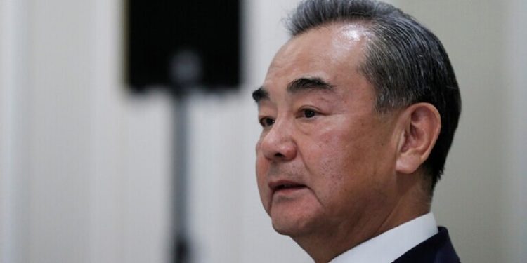 بكين .. (الديمقراطية ليست كوكاكولا)