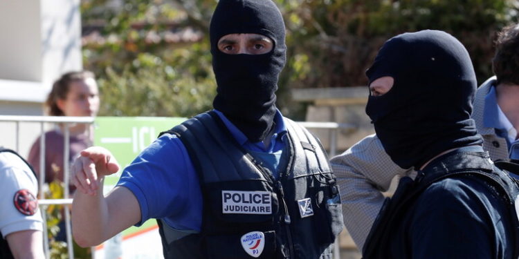 فرنسا.. القبض على سبعة إيطاليين ينتمون لجماعة (الألوية الحمراء) اليسارية