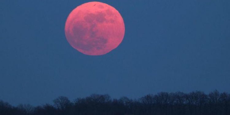 القمر العملاق يضيء سماء العراق والعديد من الدول هذه الليلة