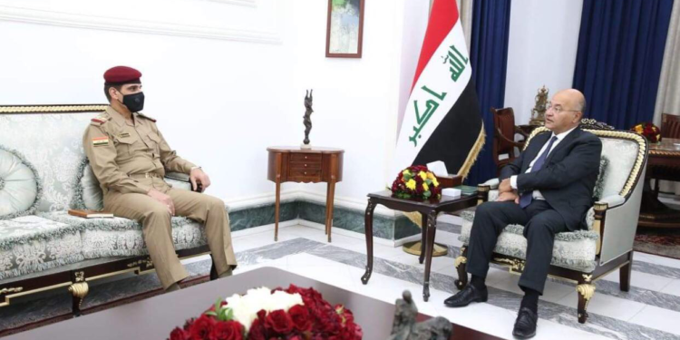 صالح يؤكد لرئيس أركان الجيش ضرورة دعم الدولة والأجهزة الأمنية في فرض القانون وحماية المواطنين