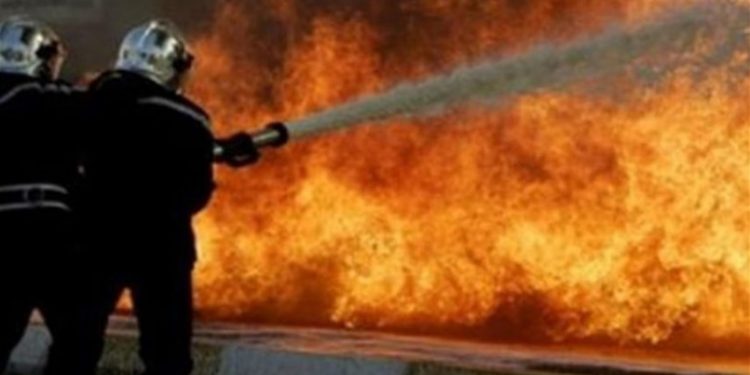 الدفاع المدني يقوم بأخماد حريق في المنصور ببغداد