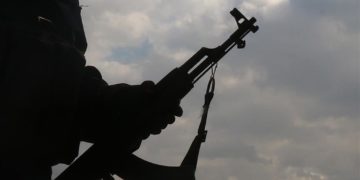 مسلحون يفتحون النار على ضابط كبير في منطقة الشعلة