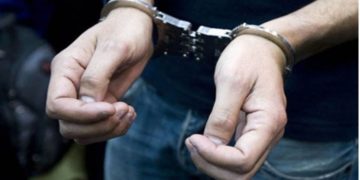 القبض على متهم سرق مبلغاً كبيراً من والدته