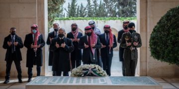 أول ظهور للأمير حمزة برفقة الملك عبد الله بعد الأزمة