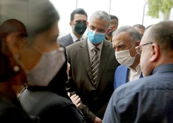 رئيس مجلس الوزراء السيد مصطفى الكاظمي يجري جولة في العاصمة بغداد ويلتقي عدد من المواطنين في احد المطاعم