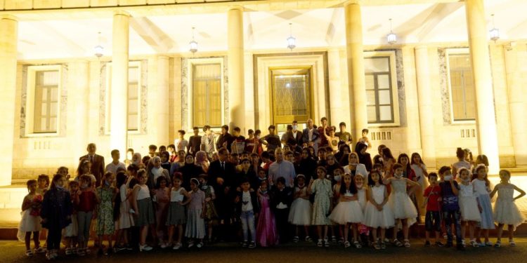 مصطفى الكاظمي يستضيف مجموعة من الأطفال الأيتام على مائدة الإفطار .(صور)