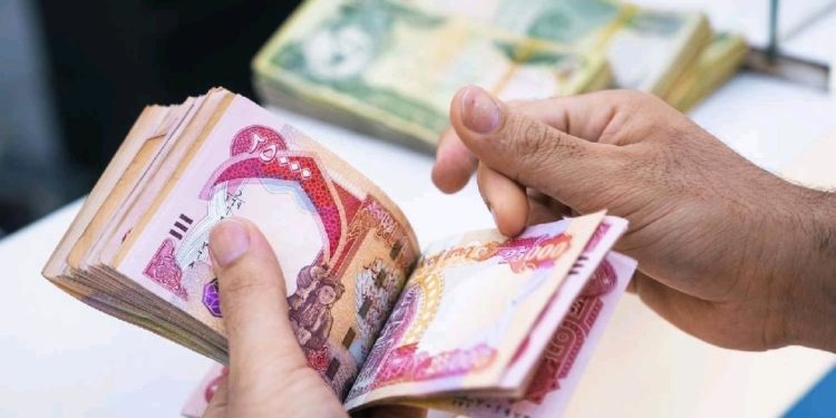 دعوة لوزير المالية الى التراجع عن الاستقطاع الضريبي للموظفين