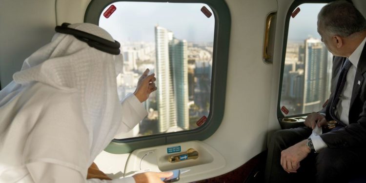 مصطفى الكاظمي يحلق فوق سماء دبي برفقة محمد بن راشد ال مكتوم (صور)