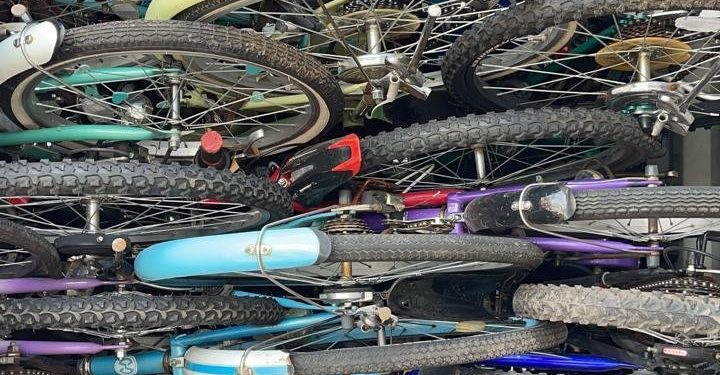 ضبط دراجات نارية وهوائية معدة للتهريب بميناء ام قصر