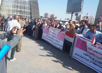 تظاهرة سلمية لاصحاب البطاقات الحمراء في ساحة التحرير
