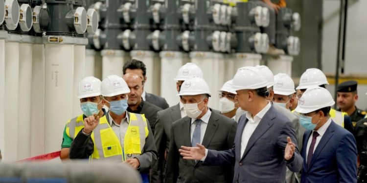 الكاظمي يتفقد مشروع محطة تحلية للمياه في ابو الخصيب