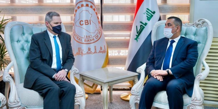 محافظ البنك المركزي والسفير الامريكي يبحثان سبل التعاون المشترك