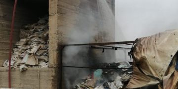 الدفاع المدني يخمد حريقا داخل دائرة ضرائب سامراء