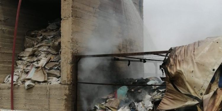 الدفاع المدني يخمد حريقا داخل دائرة ضرائب سامراء