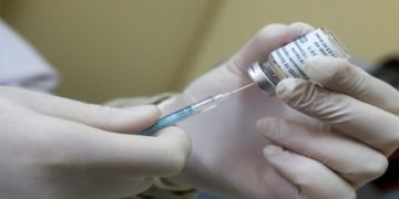 وفاة 7 أشخاص بجلطات دموية بعد تلقيهم لقاح “استرازينيكا”