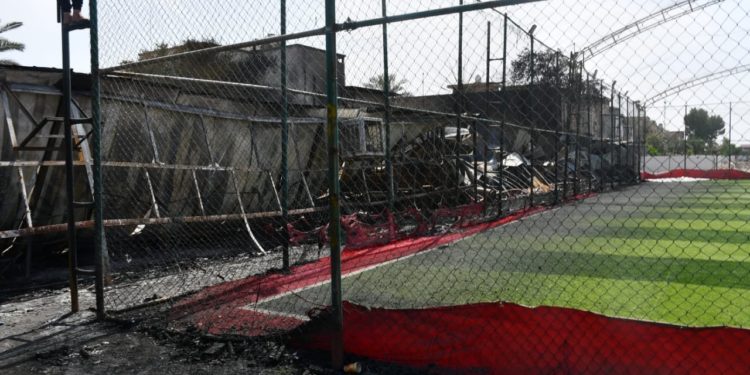 فرق الدفاع المدني تخمد حريقا اندلع بمعمل نجارة وكوفي وتنقذ ملعبا شمال شرق بغداد