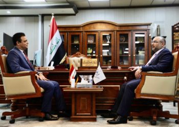 وزير الاتصالات يبحث مع السفير المصري مشروع القرية الذكية العراقية