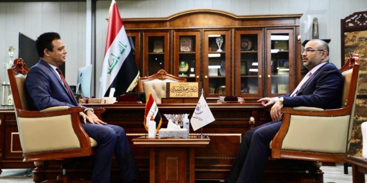 وزير الاتصالات يبحث مع السفير المصري مشروع القرية الذكية العراقية