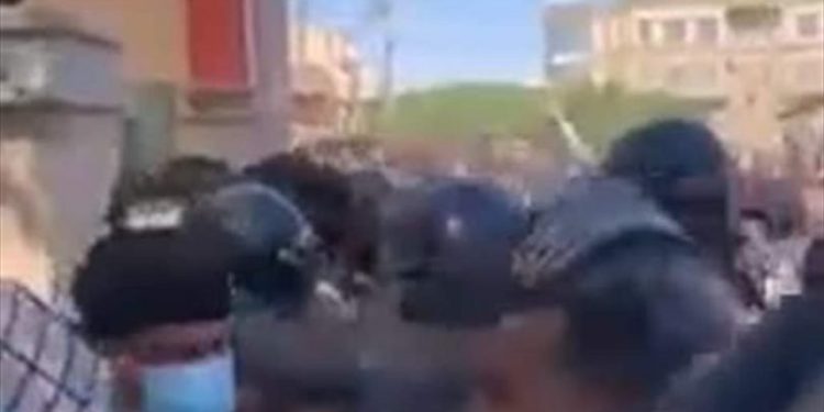 اغلاق مبنى تربية السماوة من قبل المحاضرين المحتجيـن