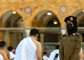 شرطية سعودية بزي عسكري عند الكعبة تثير اهتمام المواطنين