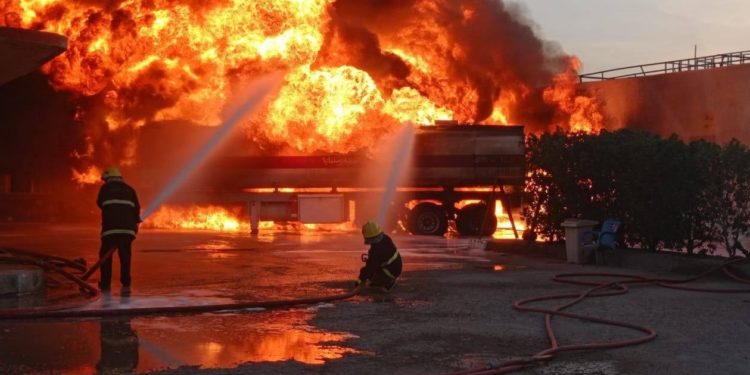 الدفاع المدني يخمد حريقا كبيرا داخل محطة وقود في المثنى