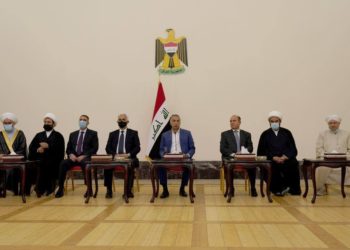 الكاظمي يشبه “الطائفية” بـ (العنصرية والصهيونية) ويثني على دور علماء الدين
