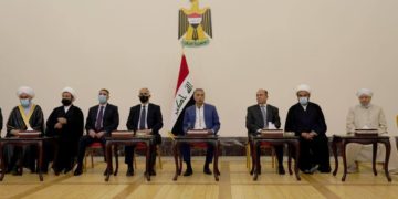 الكاظمي يشبه “الطائفية” بـ (العنصرية والصهيونية) ويثني على دور علماء الدين