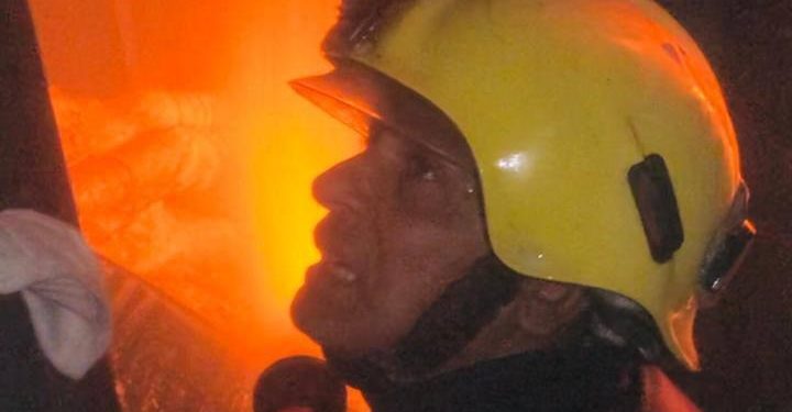 15 فرقة من الدفاع المدني تُخمد حريقاً كبيراً في ساحة التحرير ببغداد