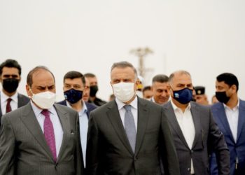 الكاظمي يلتقي متظاهرين يتجمعون قرب بوابة ميناء الفاو