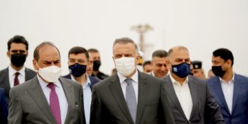 الكاظمي يلتقي متظاهرين يتجمعون قرب بوابة ميناء الفاو