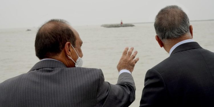 الكاظمي والوفد الحكومي يتجولون في بحر العراق