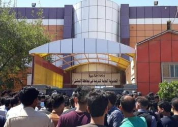 محاضرو السماوة يغلقون مبنى التربية وينصبون خيم الاعتصام