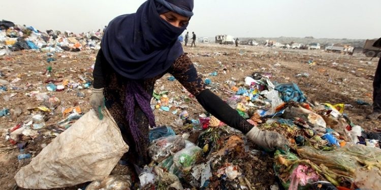 كركوك ., عائلة قوتها النفايات ,, والطفلة تتمنى الذهاب إلى المدرسة ,,