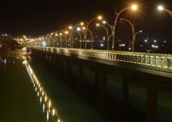 انارة اطول جسر على نهر الفرات في العراق
