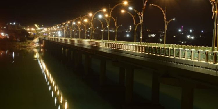 انارة اطول جسر على نهر الفرات في العراق