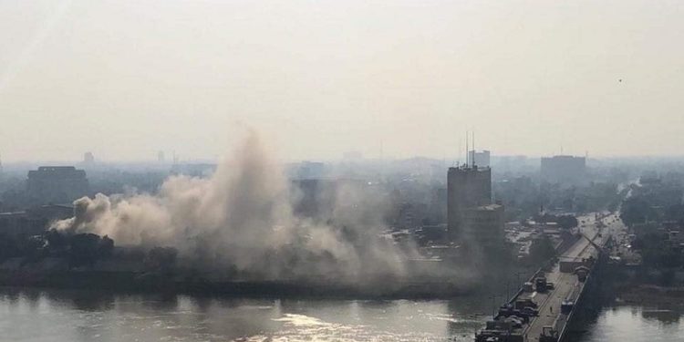 حريق بالقرب من وزارة التخطيط بسبب حشائش