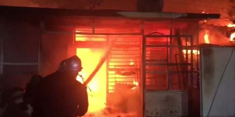 إخماد ثلاث حرائق في الكرادة وحدوث حالات اختناق