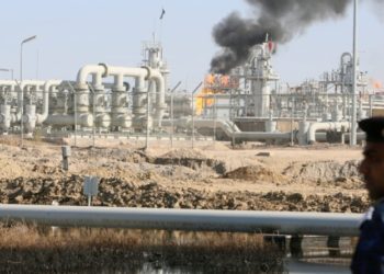 واسط .. خريجون يغلقون شركة الانابيب النفطية