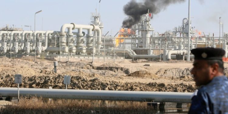 واسط .. خريجون يغلقون شركة الانابيب النفطية