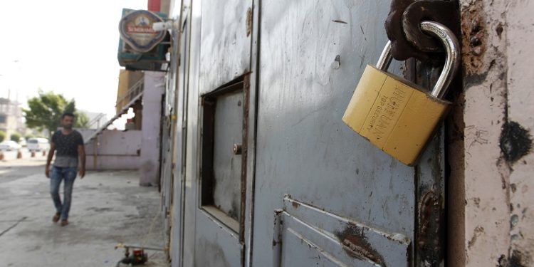 الرقابة الصحية تغلق محالا تجارية وقاعات رياضية مخالفة في الرصافة