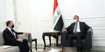 الكاظمي يلتقي مع السفير التركي لدى العراق