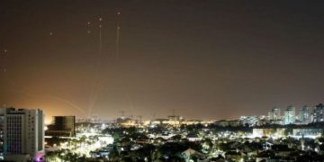 نتنياهو يتعهد بالرد بقوة على الهجمات الصاروخية لحماس