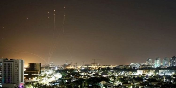 نتنياهو يتعهد بالرد بقوة على الهجمات الصاروخية لحماس