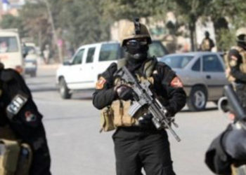 مسلحون متهمون يشتبكون مع الشرطة